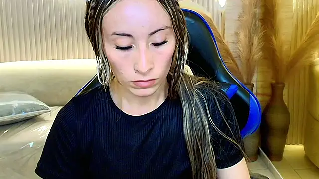 katalina r  online show from February 8, 3:15 pm