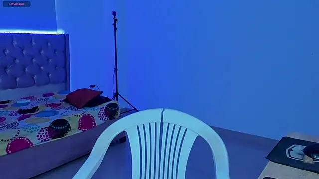 Snapshot of kitty_violet11 chatting on April 1, 9:45 pm kitty violet11 online show from April 1, 9:45 pm