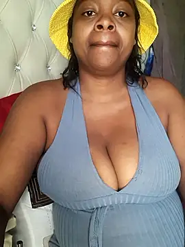 Snapshot of bigboobylicious chatting on April 7, 7:20 am bigboobylicious online show from April 7, 7:20 am