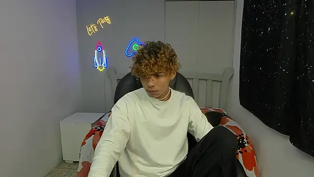 Snapshot of Anyelo_Twink chatting on February 2, 8:18 pm Anyelo Twink online show from February 2, 8:18 pm