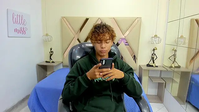 Snapshot of Anyelo_Twink chatting on February 24, 8:51 pm Anyelo Twink online show from February 24, 8:51 pm