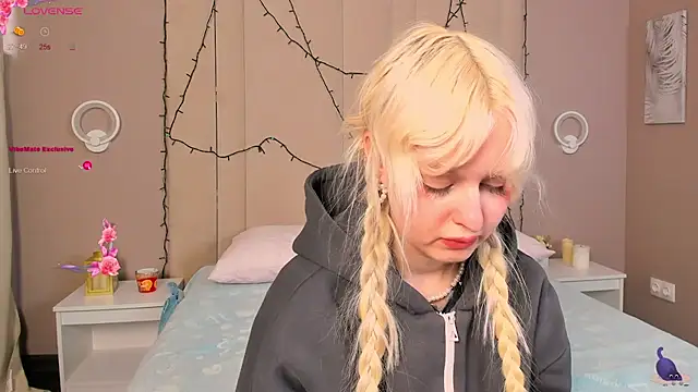 AdeleSilvy online show from April 11, 7:45 am