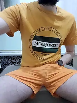 Snapshot of 80julien chatting on February 10, 11:25 am 80julien online show from February 10, 11:25 am