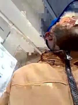 Snapshot of 80julien chatting on February 16, 10:00 am 80julien online show from February 16, 10:00 am