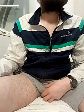 Snapshot of 80julien chatting on February 18, 12:50 am 80julien online show from February 18, 12:50 am