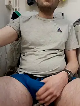 Snapshot of 80julien chatting on February 19, 4:30 am 80julien online show from February 19, 4:30 am