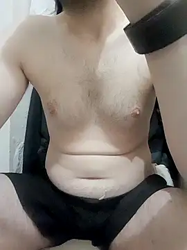 Snapshot of 80julien chatting on February 21, 8:37 am 80julien online show from February 21, 8:37 am