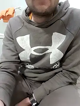 Snapshot of 80julien chatting on February 24, 12:41 am 80julien online show from February 24, 12:41 am