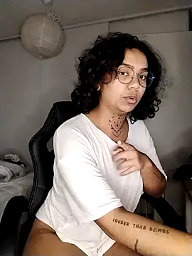 Snapshot of therealsun8 chatting on February 10, 6:39 am therealsun8 online show from February 10, 6:39 am