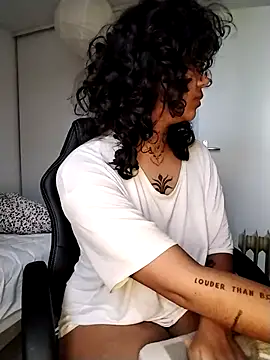 Snapshot of therealsun8 chatting on February 12, 7:47 am therealsun8 online show from February 12, 7:47 am