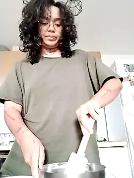 Snapshot of therealsun8 chatting on February 21, 7:42 am therealsun8 online show from February 21, 7:42 am