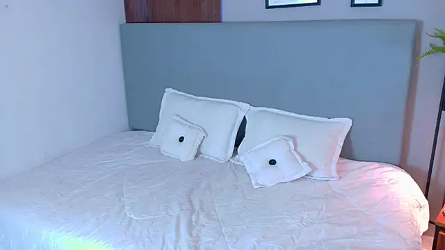 Snapshot of zarah_queen chatting on February 14, 3:47 am zarah queen online show from February 14, 3:47 am