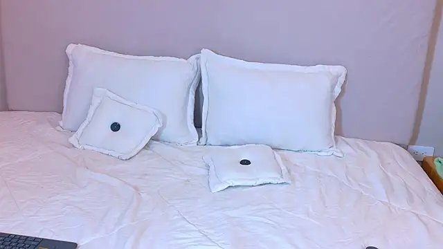 Snapshot of zarah_queen chatting on February 22, 3:18 am zarah queen online show from February 22, 3:18 am