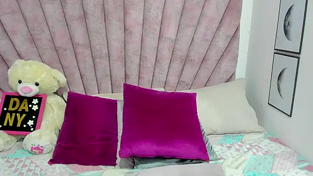 danibellucii  online show from March 21, 8:19 am