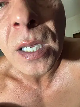 Snapshot of dogfrota chatting on February 5, 3:11 am dogfrota online show from February 5, 3:11 am