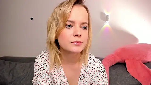 JessicaBeverly  online show from April 6, 9:10 am