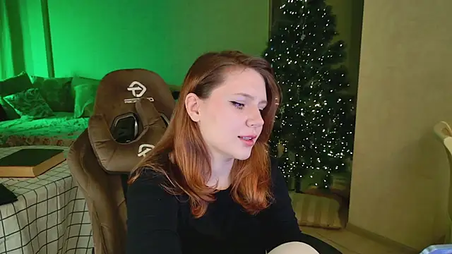 Snapshot of YouHoldMe chatting on February 15, 5:31 pm YouHoldMe online show from February 15, 5:31 pm