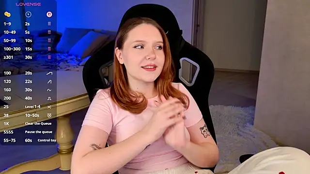 Snapshot of YouHoldMe chatting on March 6, 6:15 pm YouHoldMe online show from March 6, 6:15 pm