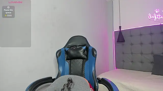 scarletcherry18 online show from April 16, 4:02 am