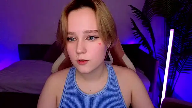 Snapshot of Ellie_Heavenly chatting on February 12, 8:20 am Ellie Heavenly online show from February 12, 8:20 am