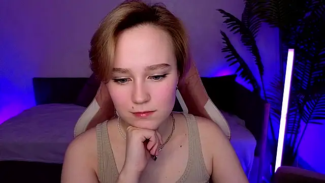 Snapshot of Ellie_Heavenly chatting on February 13, 8:43 am Ellie Heavenly online show from February 13, 8:43 am