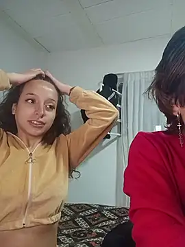 AlexxaAndRileyy online show from May 25, 3:40 pm