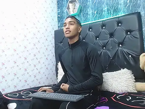 Snapshot of emersson_sex18 chatting on January 13, 2:22 pm emersson sex18 online show from January 13, 2:22 pm