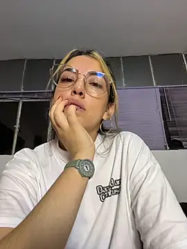 Snapshot of Paulinaa_bella chatting on February 12, 12:27 am Paulinaa bella online show from February 12, 12:27 am