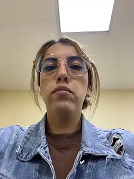 Snapshot of Paulinaa_bella chatting on February 25, 11:47 pm Paulinaa bella online show from February 25, 11:47 pm