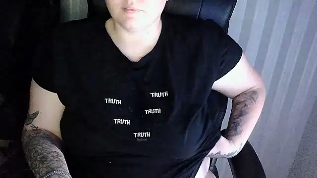 Snapshot of OskaAh chatting on January 15, 3:11 am OskaAh online show from January 15, 3:11 am