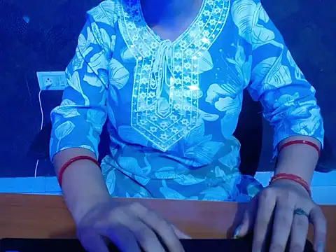 Snapshot of pari_04 chatting on June 1, 7:43 am pari 04 online show from June 1, 7:43 am