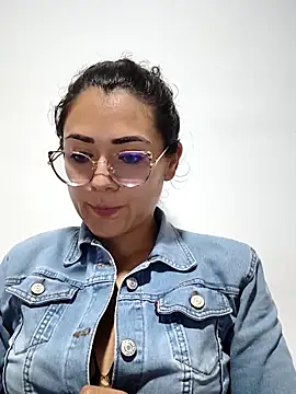 Snapshot of Freyarosse chatting on February 6, 10:51 am Freyarosse online show from February 6, 10:51 am