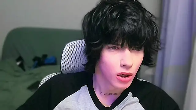 Snapshot of LeonBoykisser chatting on February 3, 12:10 pm LeonBoykisser online show from February 3, 12:10 pm