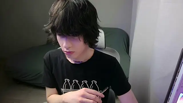 Snapshot of LeonBoykisser chatting on February 6, 2:53 pm LeonBoykisser online show from February 6, 2:53 pm