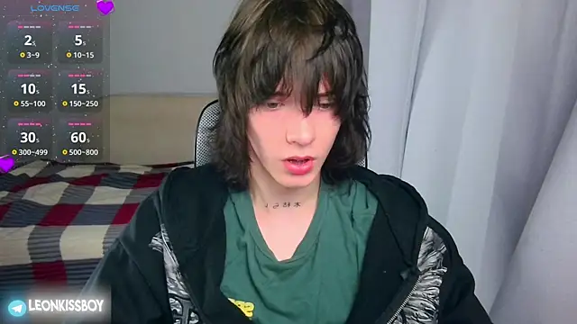Snapshot of LeonBoykisser chatting on July 2, 4:35 pm LeonBoykisser online show from July 2, 4:35 pm