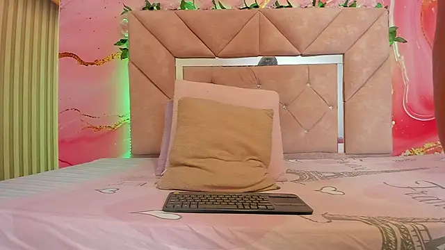 sweet  luna   online show from April 13, 11:05 am