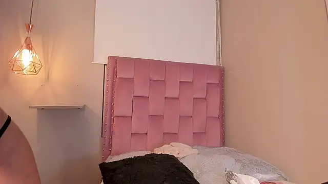 Scarlet Vixen  online show from May 16, 5:26 am