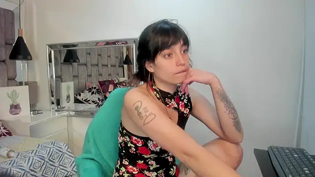 Snapshot of JenniQ69 chatting on February 12, 1:50 pm JenniQ69 online show from February 12, 1:50 pm