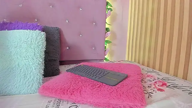 lovely  kiss   online show from April 24, 6:10 pm