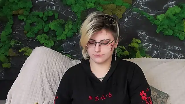 Snapshot of ABSI_GLITCH chatting on February 19, 10:33 am ABSI GLITCH online show from February 19, 10:33 am