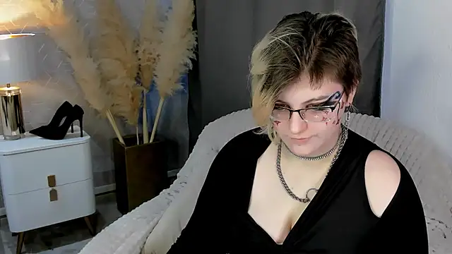 Snapshot of ABSI_GLITCH chatting on February 24, 5:38 am ABSI GLITCH online show from February 24, 5:38 am