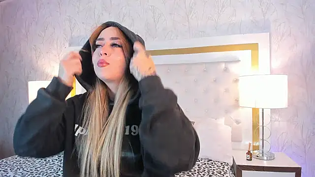 Snapshot of Xara_Shadow chatting on February 17, 10:38 pm Xara Shadow online show from February 17, 10:38 pm