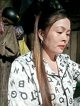 Snapshot of Bling_sexy chatting on February 17, 1:18 pm Bling sexy online show from February 17, 1:18 pm