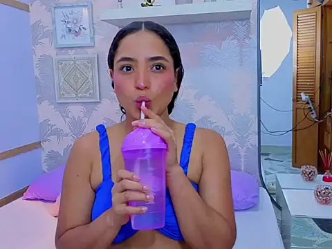 Snapshot of Emma_Thompssonn chatting on February 10, 12:20 pm Emma Thompssonn online show from February 10, 12:20 pm