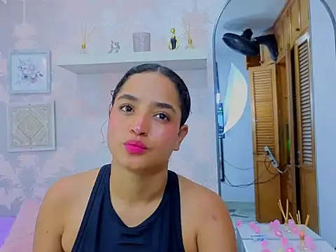 Snapshot of Emma_Thompssonn chatting on February 19, 12:01 pm Emma Thompssonn online show from February 19, 12:01 pm