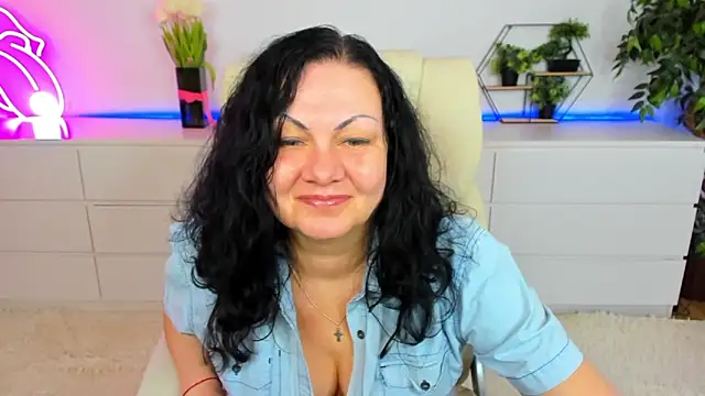 IrissMoon online show from March 12, 6:30 am