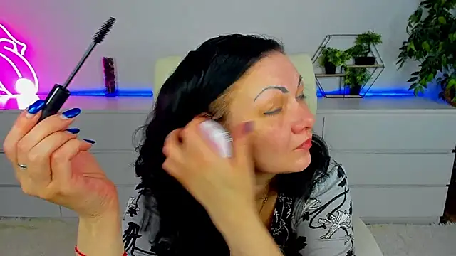 IrissMoon online show from March 18, 6:49 am