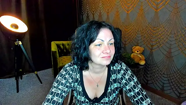 Snapshot of IrissMoon chatting on June 11, 12:32 am IrissMoon online show from June 11, 12:32 am