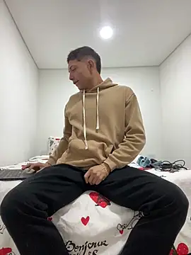 santiObrero online show from February 17, 12:29 am