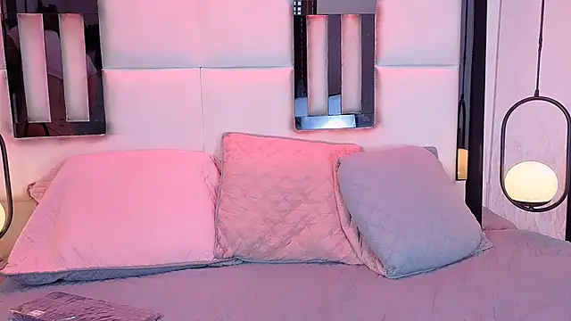 Snapshot of JuneCollins chatting on February 27, 9:15 pm JuneCollins online show from February 27, 9:15 pm